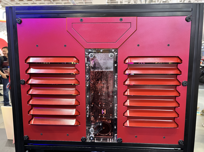 Flüssigkeit gibt es auch für den PC selbst, selbstverständlich in einem getrennten Kreislauf. (Bild: Martin Böckmann)